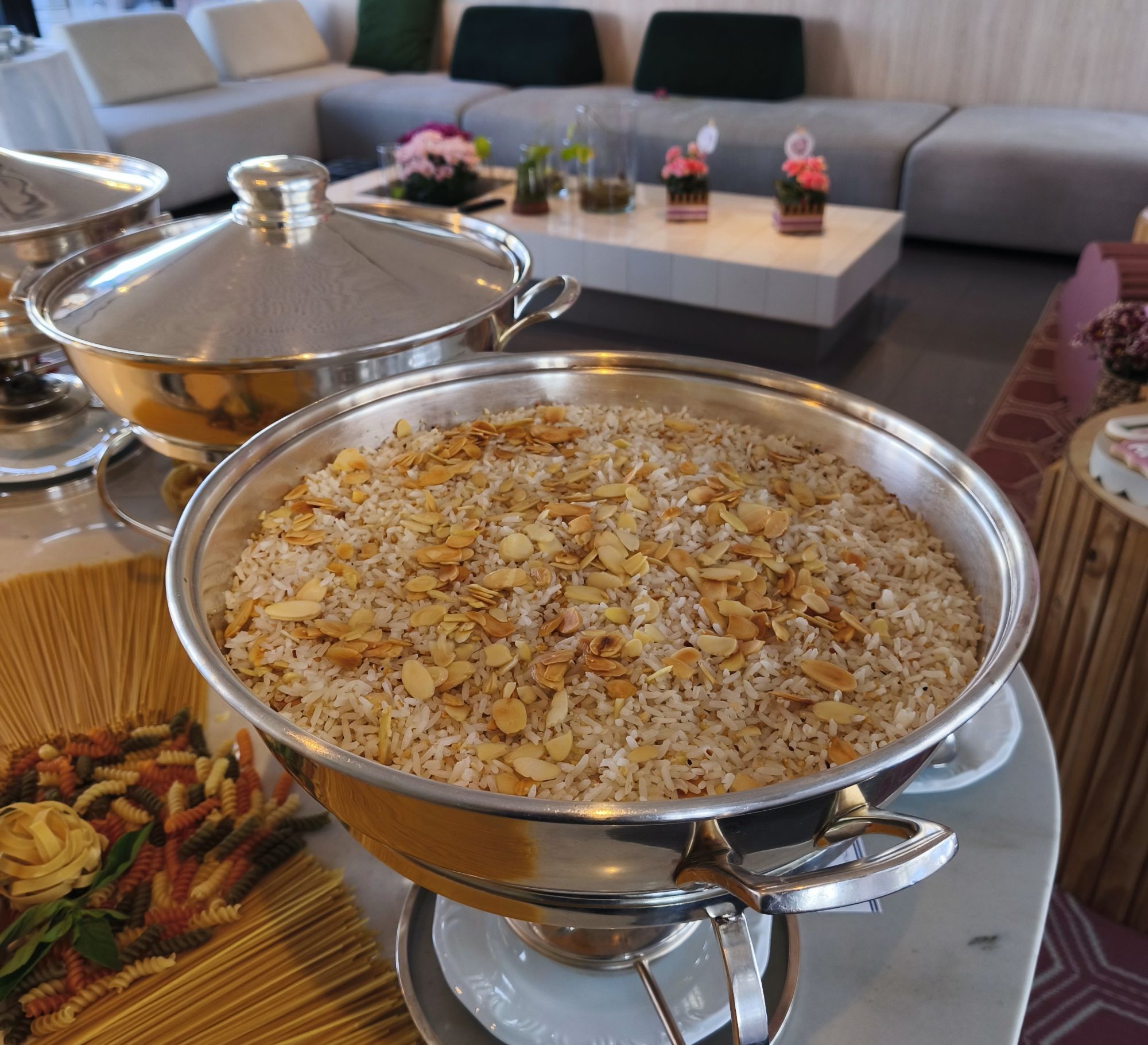 Arroz com amêndoas servido em réchaud no almoço executivo
