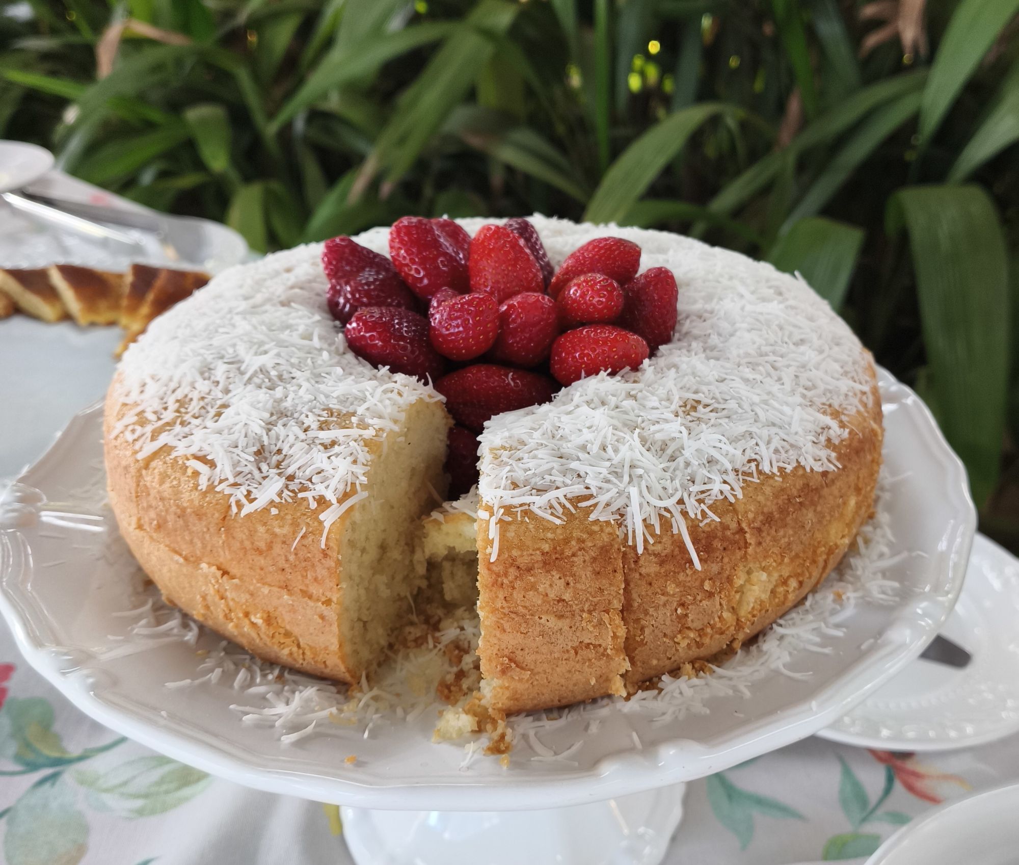 Bolo de coco coberto com morangos frescos