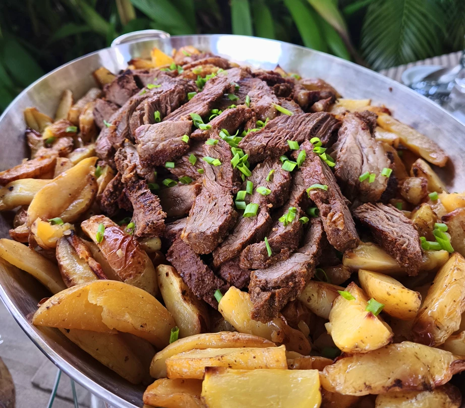 Carne fatiada com batatas rústicas assadas