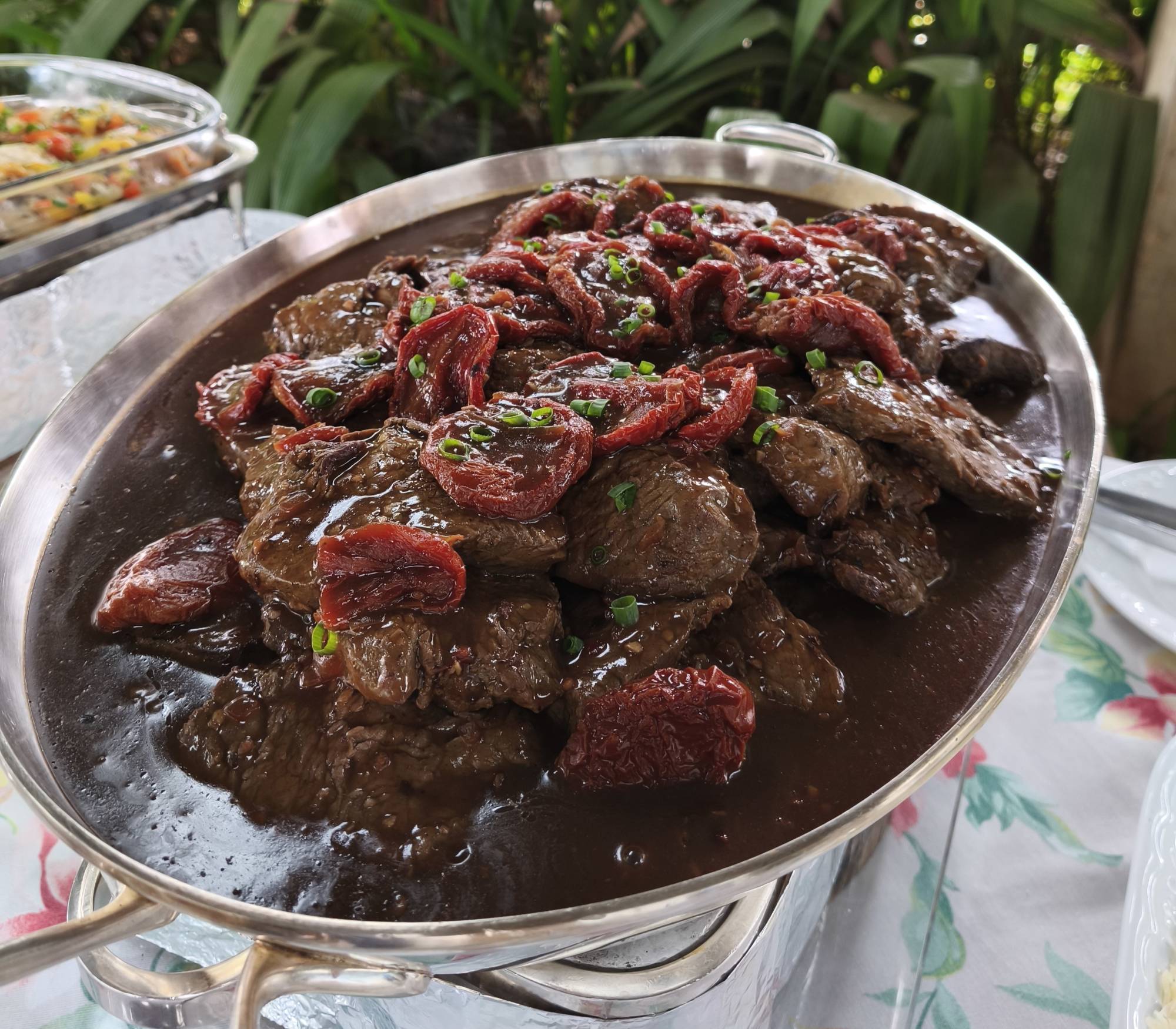 Carne ao molho com tomate seco e cebolinha