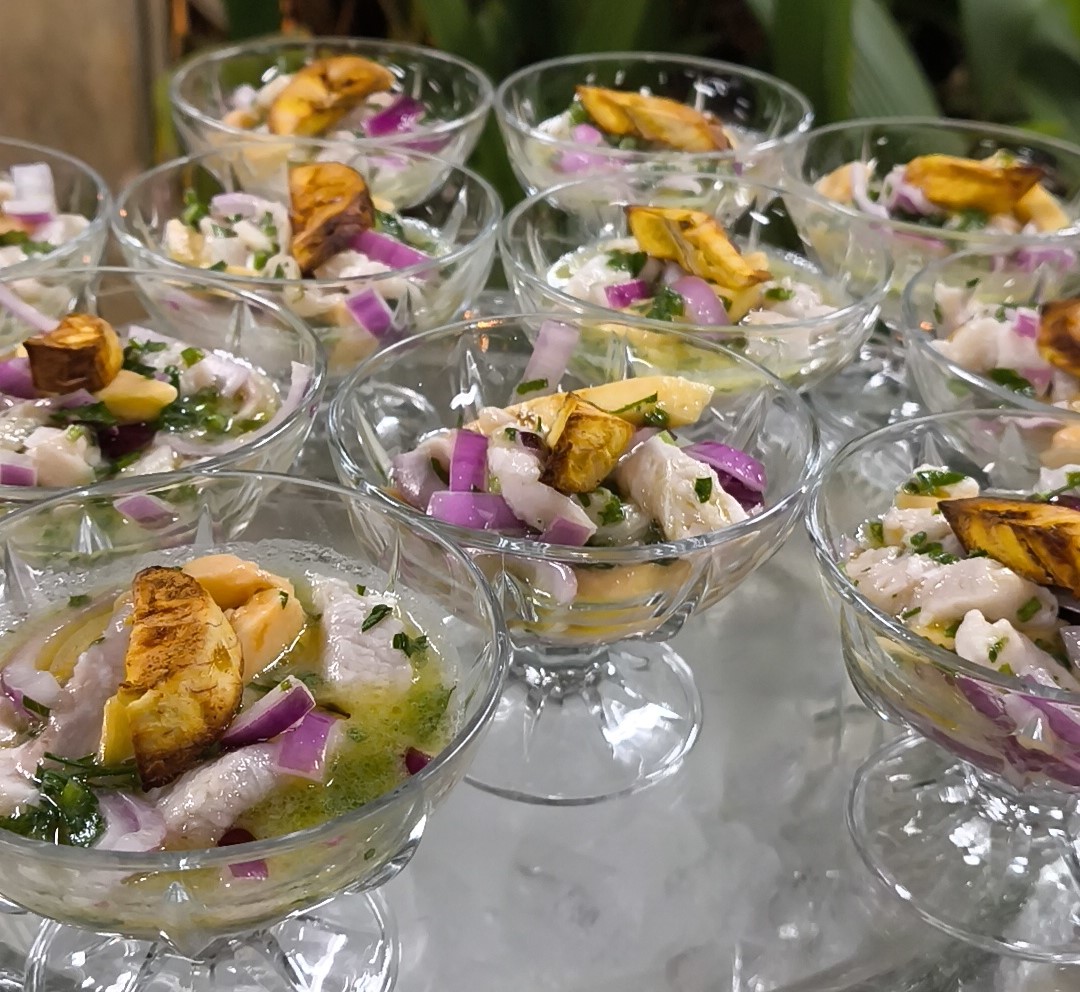 Ceviche servido em taças individuais