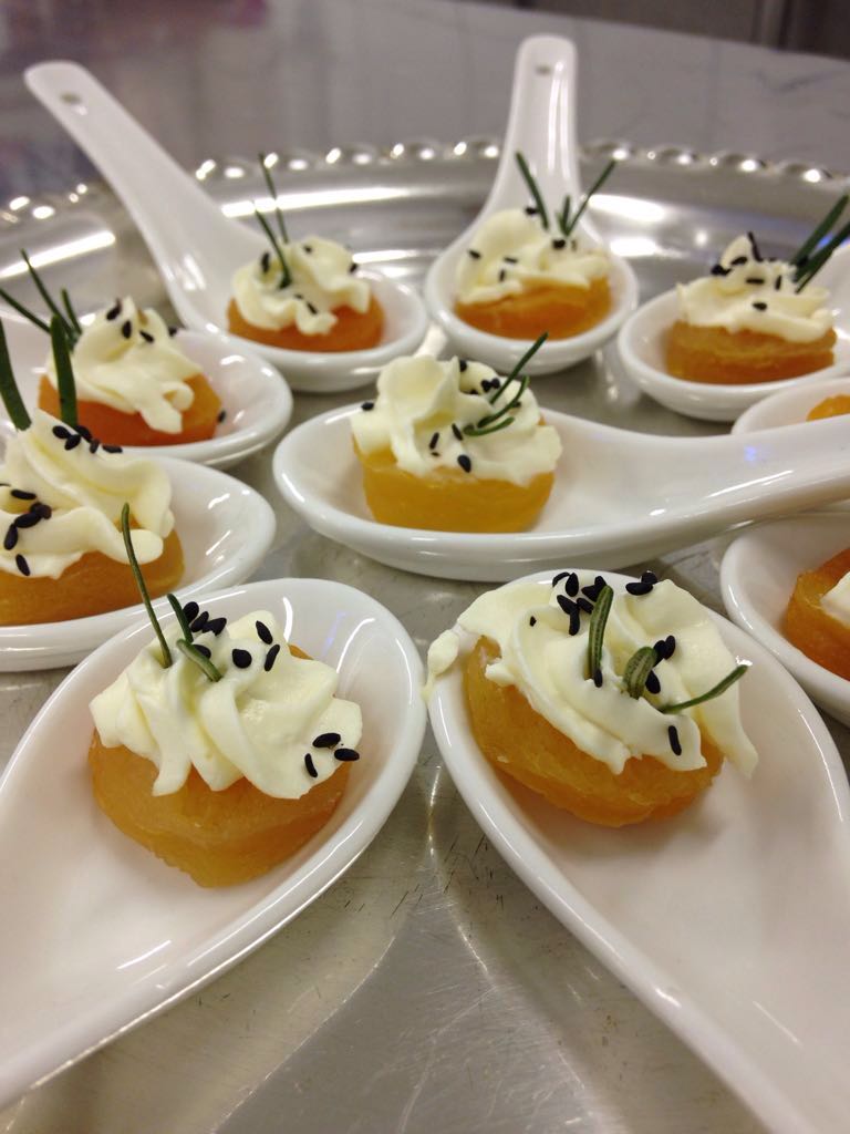 Finger food servido em colheres de porcelana