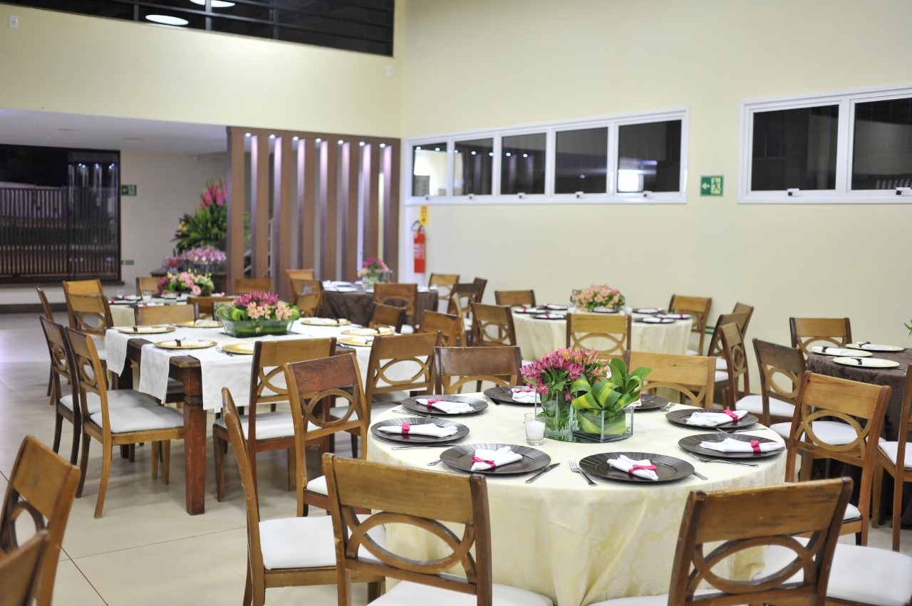 Mesa de frios e queijos montada para confraternização