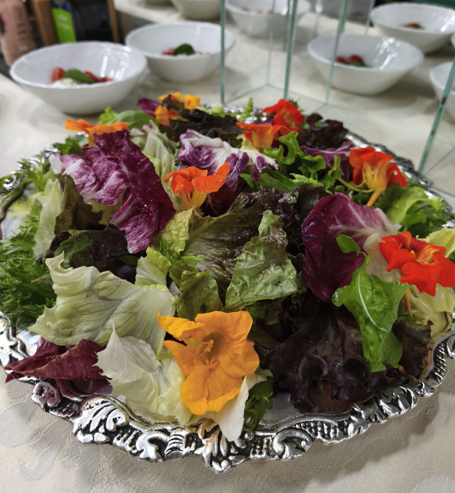 Salada verde com flores comestíveis