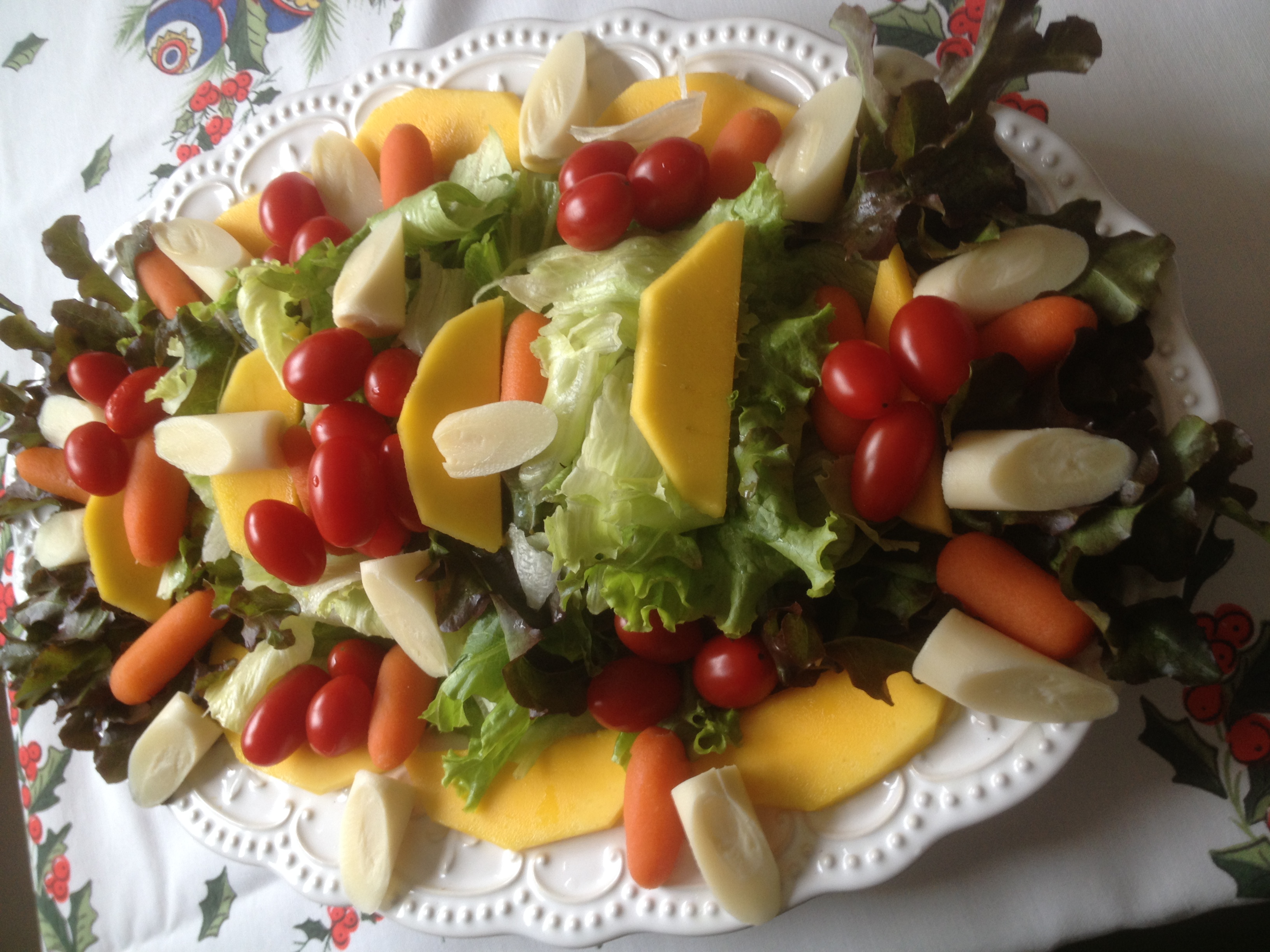 Travessa de salada montada para almoço empresarial