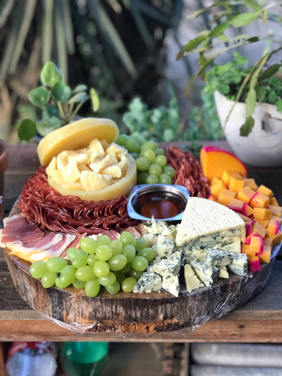 Tábua de frios e queijos com uvas e mel