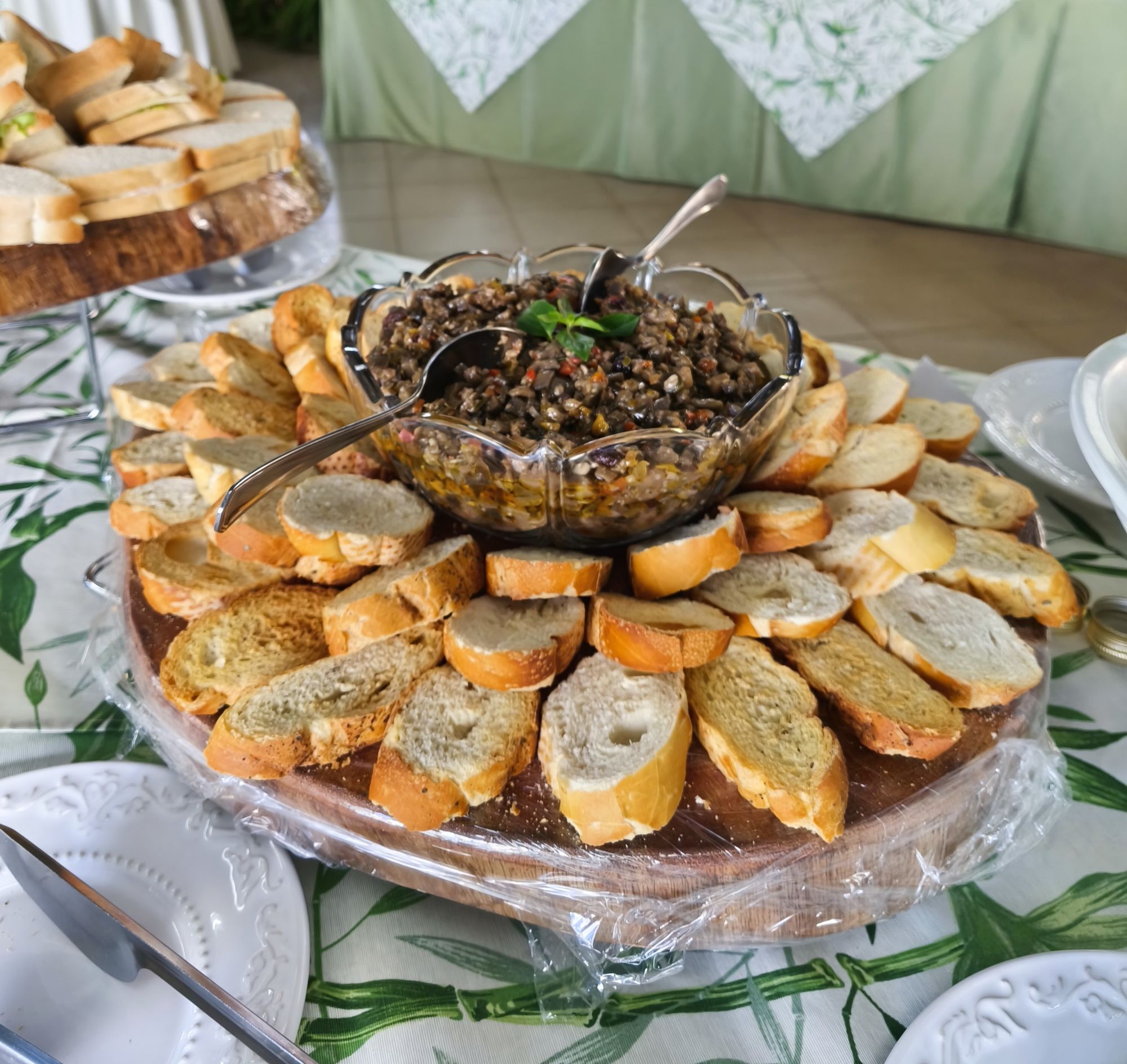 Torradas com tapenade de azeitona